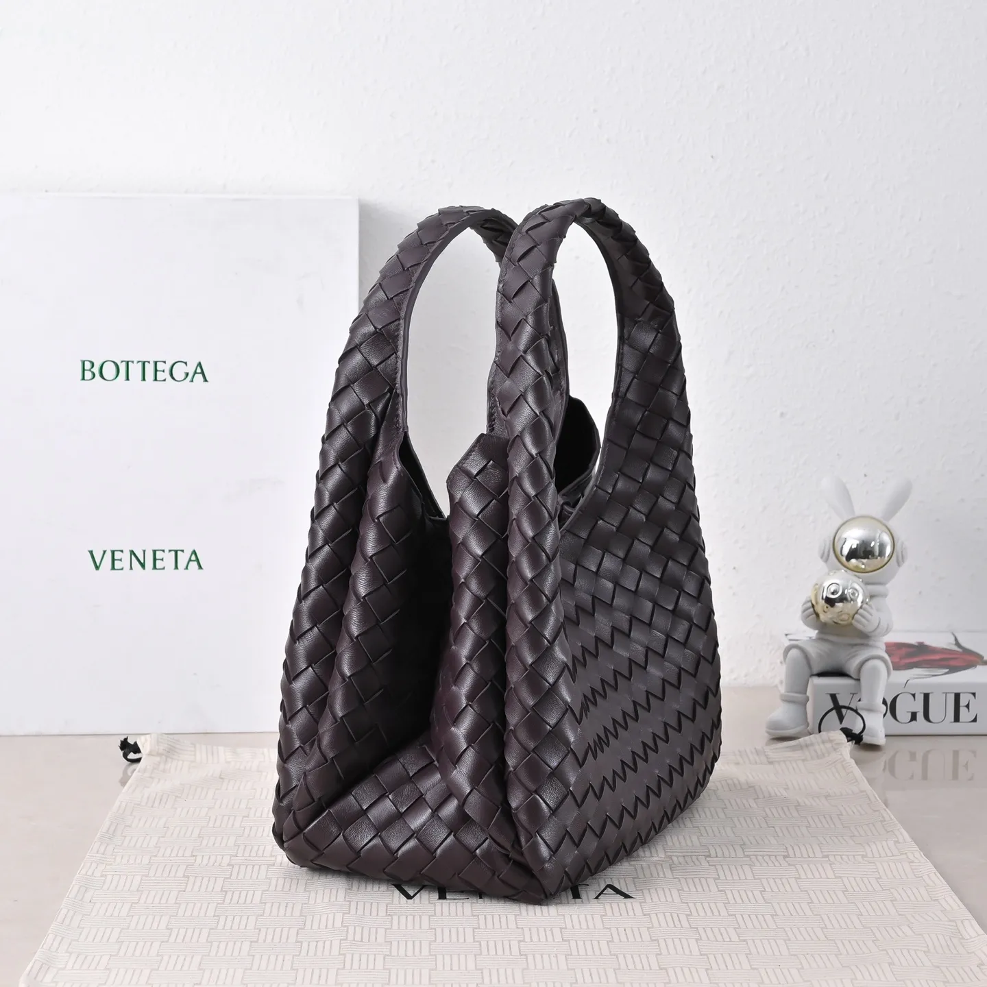 Batch 2160 new products are coming! BOTTEGA VENETA Bottega Veneta's 2025 new Campana shoulder bag is on the market~ First of all, I would like to praise the weight of this bag. As a not too small bag, it is very light for daily use. For people like me who need to carry a lot of belongings when going out, this advantage is great, and it greatly reduces the burden of traveling. 🛍️The shape is a bit like a combination of parachute and jodie. The blunt triangle shape is cute and honest. Carrying it on your back when going shopping is a good mood accelerator. The handles and body of the bag are both classic weaves. A tie is added to the original open design. If it is not tied up, the bag will look like a small vegetable basket when carried. Style number: 4249 Size: 33*20*16.5cm